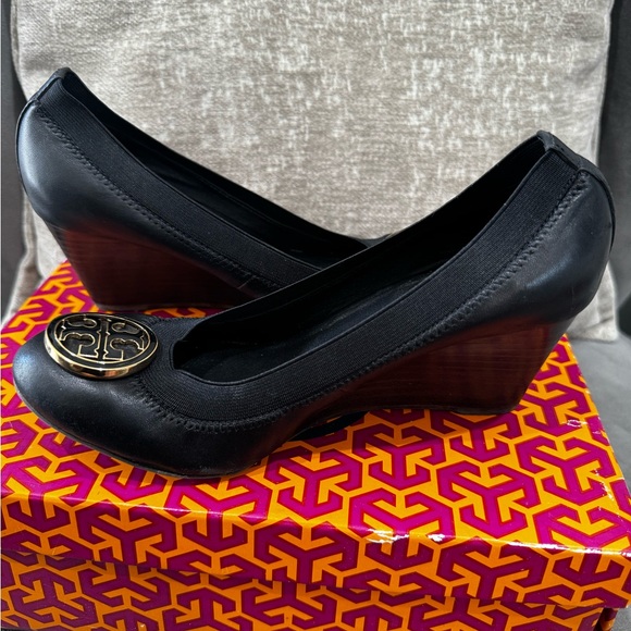 Tory Burch Caroline Elastic Wedge - Picture 8 of 14